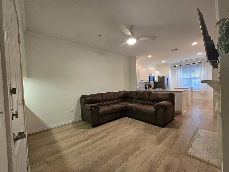 796 N Orange Ave #402 — Photo 3
