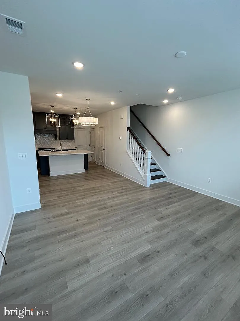 3 bed, 2.5 bath, 1600 sqft, $3,700 — Photo 2