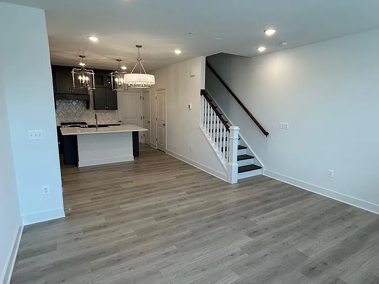 2512 W Peninsula — Photo 2