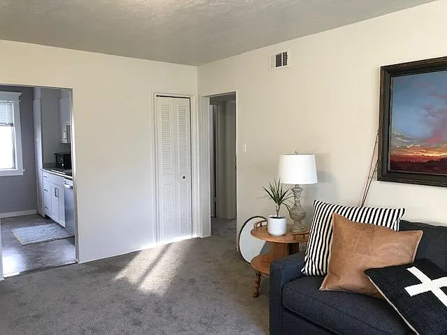 Kitchen entrance is to the left. Hallway is shown to the right of the kitchen entrance and is the central air closet which contrains the furnace and air conditioning. All rooms in this apartment are spacious.