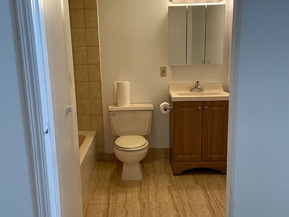4th image of 2712 Crescent St #3