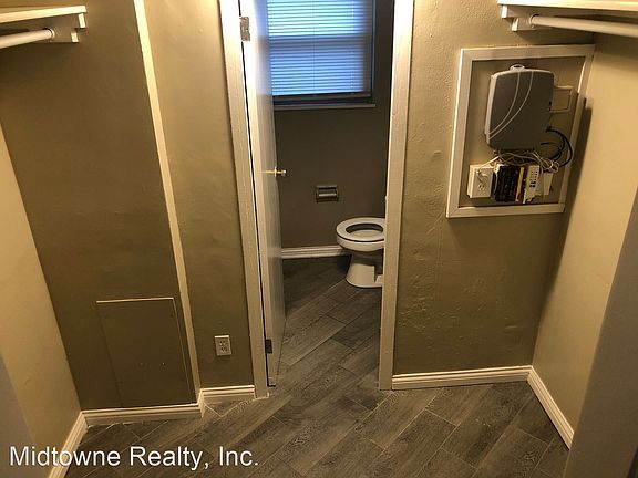 4th image of 530 W Berry St #212