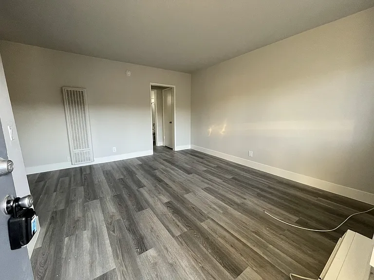 11104 Aqua Vista St — Photo 23