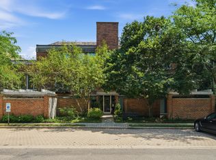 7030 Arbor Ln APT 101, Northfield, IL 60093