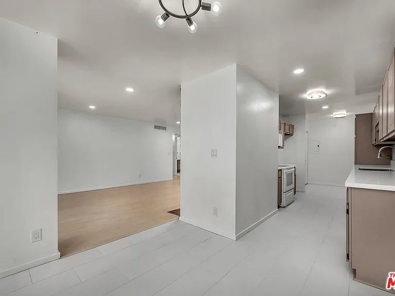 406 N Oakhurst Dr #202 — Photo 15