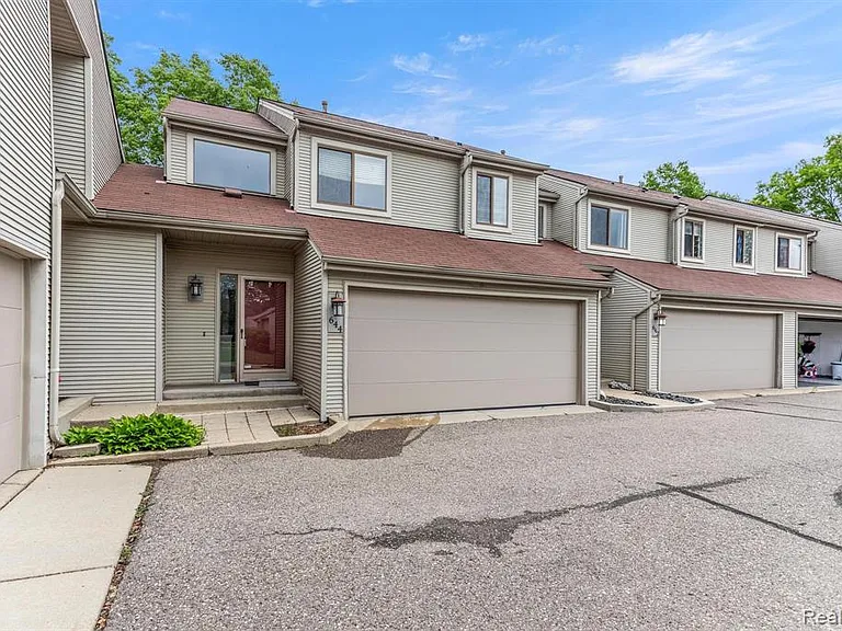 644 Ashley Cir — Photo 2