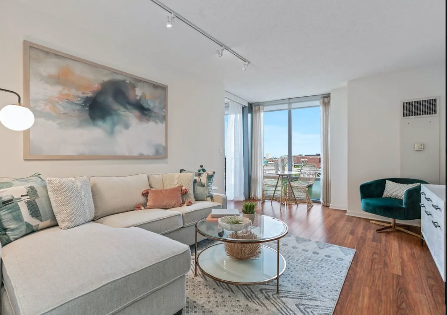 1 bed, 605 sqft, $2,516 — Photo 2