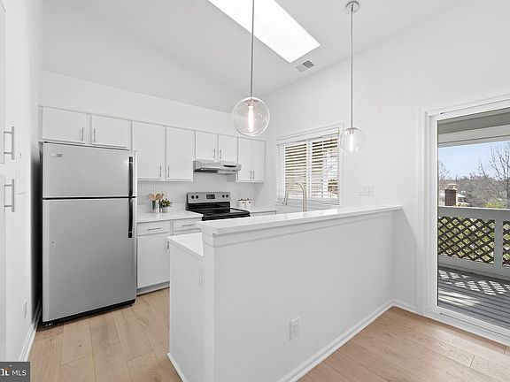 3rd image of 12940 Grays Pointe Rd #C