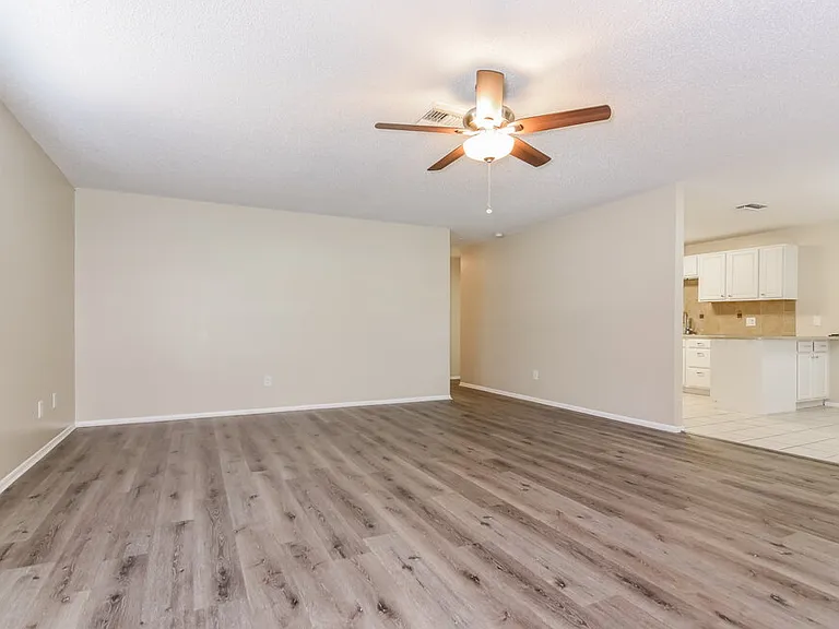 2451 Glenview Dr — Photo 3