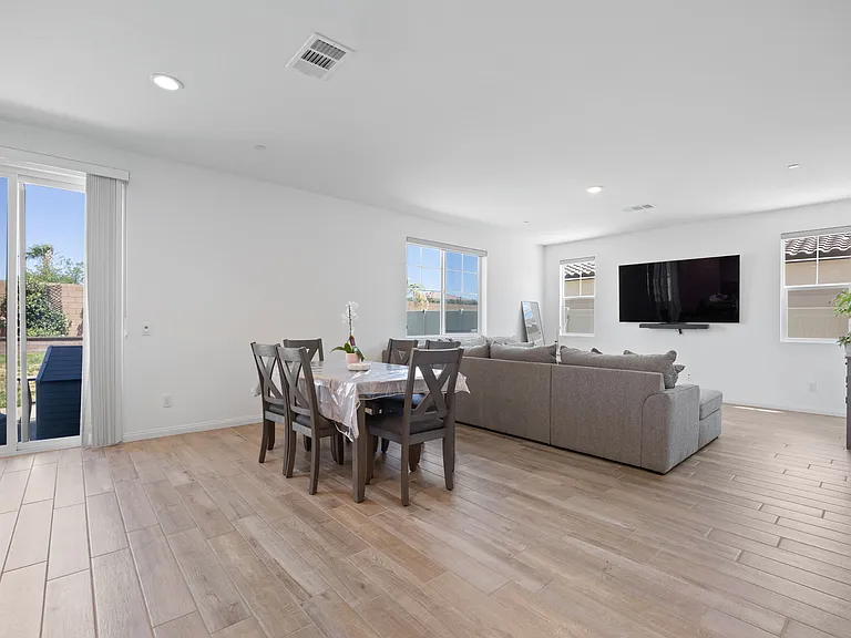 43864 Hampton St — Photo 5