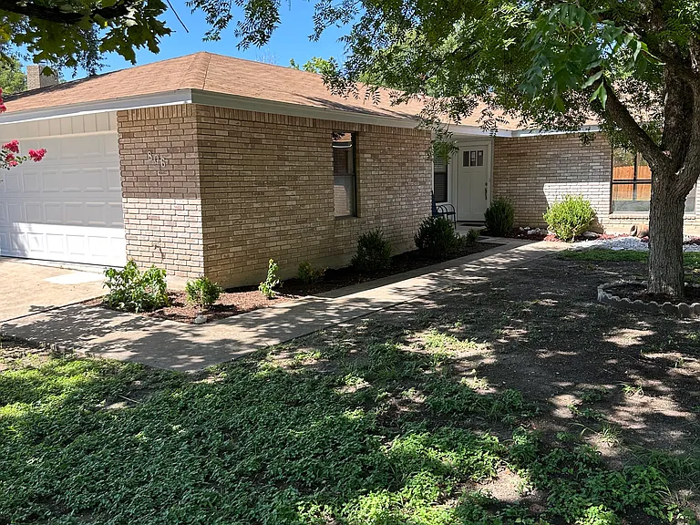 806 Lloyd Dr — Photo 2