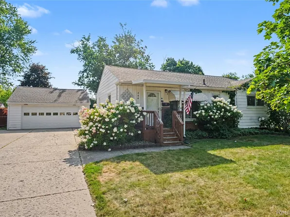 244 Ponchartrain Dr, Fenton, MI 48430