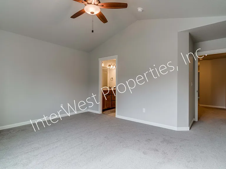 10404 NE 61st Cir — Photo 8
