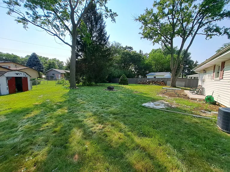 352 Sioux Ln — Photo 2