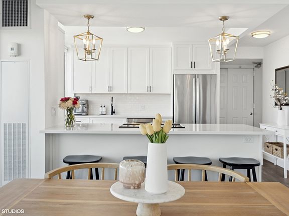 5th image of 2020 N Lincoln Park W APT 20M