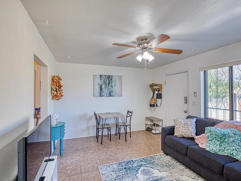 1323 E Elm St — Photo 4