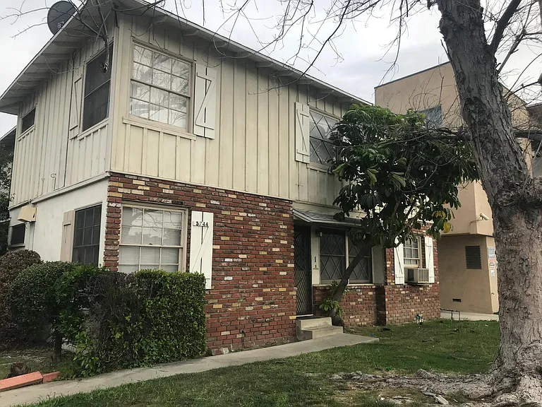 5744 Whitsett Ave — Photo 2