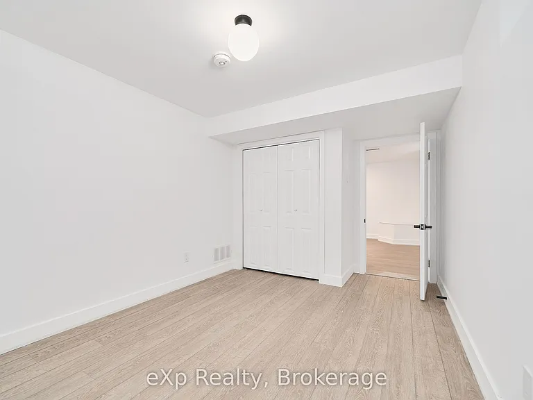 111 Riverside Dr N — Photo 22