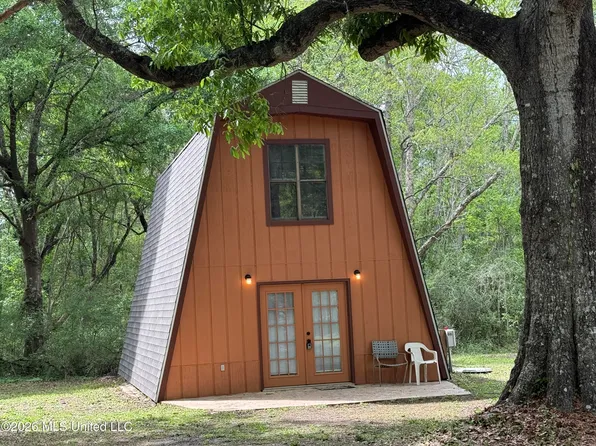 9907 Cedarcliff Dr, Moss Point, MS 39562