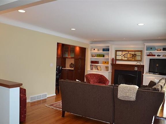4th image of 807 Poplar Ave