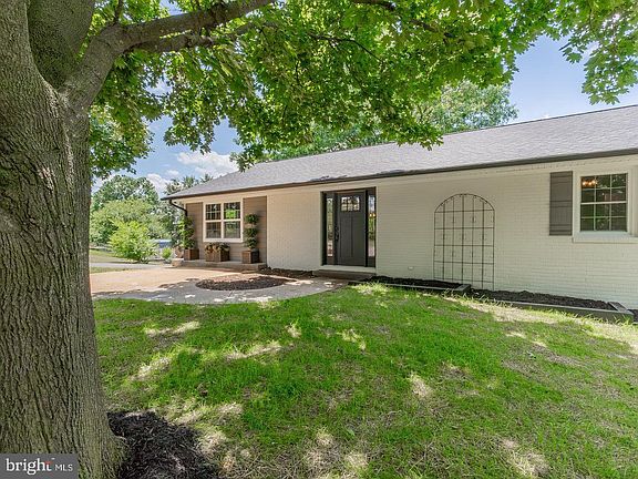 3rd image of 5 Hilldale Dr