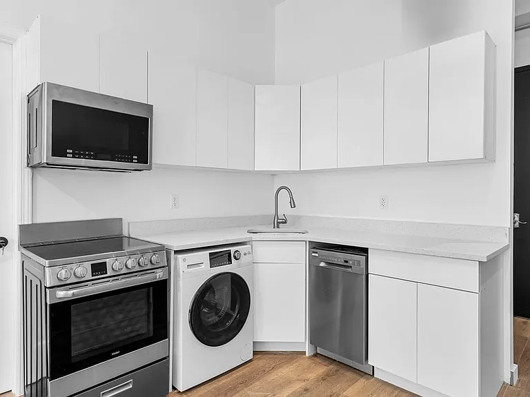 255 W 36th St #1008 — Photo 4