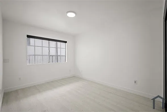 920 Everett St — Photo 10