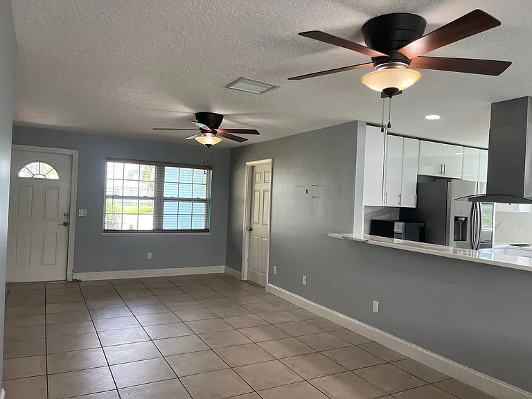 375 Carrousel Ct — Photo 5