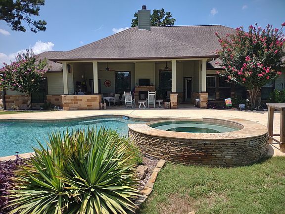 Spa, patio w/fireplace& sink