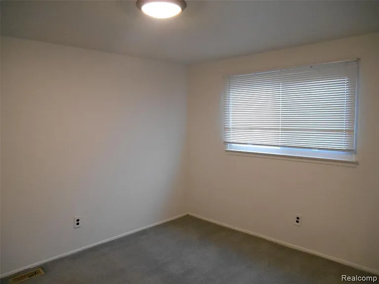 1440 W Elmwood Ave — Photo 15