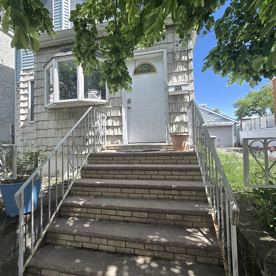 592 Forest St — Photo 2