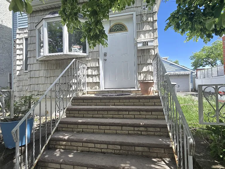 592 Forest St #1 — Photo 2