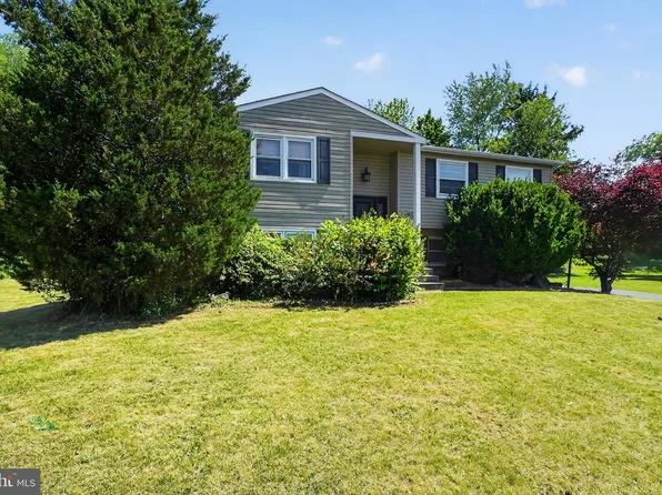 4844 Pine Grove Cir, Allentown, PA 18106