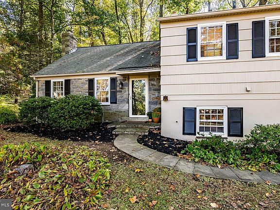 3rd image of 346 Castlewood Dr