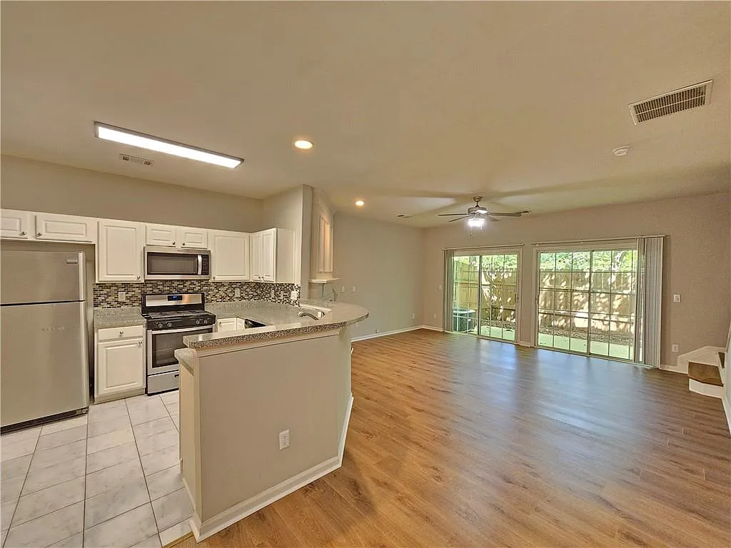 3 bed, 2.5 bath, 1416 sqft, $2,200 — Photo 3