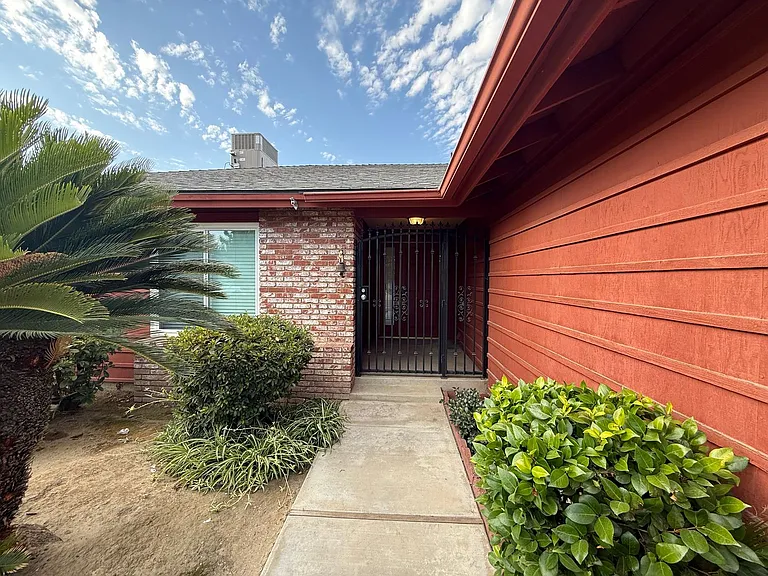 5801 Baywood St — Photo 2