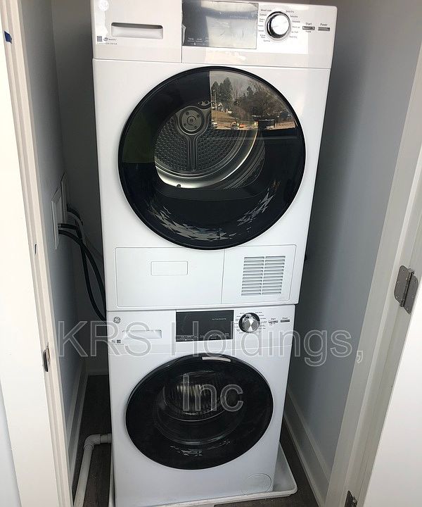 2nd image of 300 E Elizabeth St
