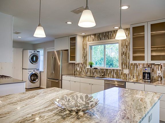 5th image of 1007 Hilltop Dr