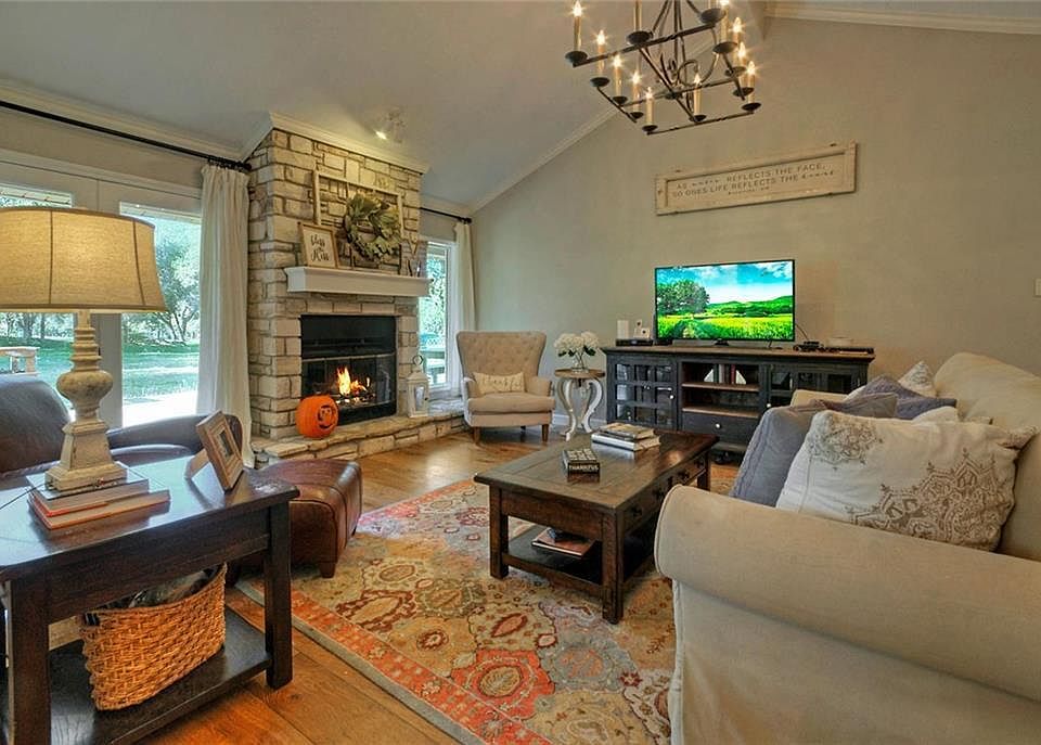 1st image of 8 Brookhollow Dr