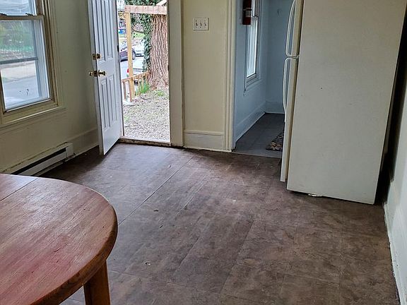 4th image of 251 W Douglass St APT 1