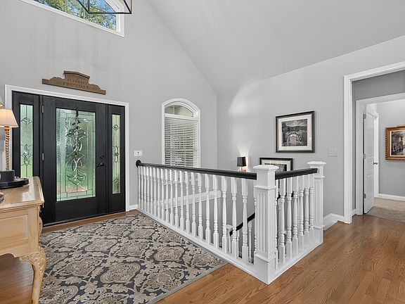 3rd image of 15683 Violet Rd