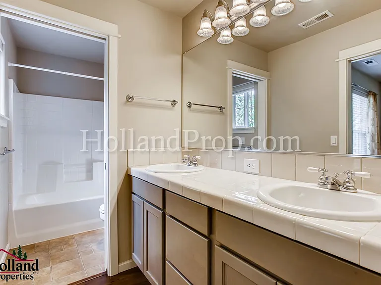 977 NE 73rd Ave — Photo 17