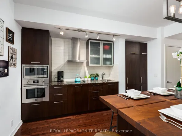 14 York St #3303, Toronto, ON M5J 0B1
