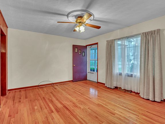 3rd image of 608 Cascade Dr