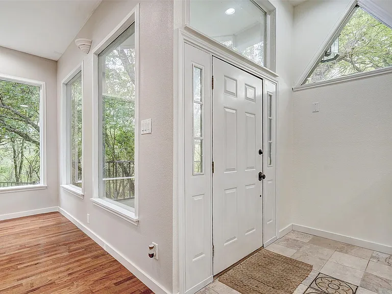 8804 Mountain Ridge Dr #B — Photo 3