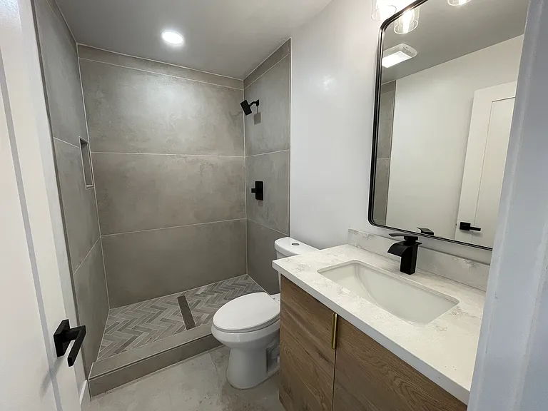 3231 Myrtle Ave — Photo 2