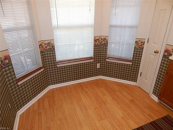 2nd image of 102 Crescent Ct