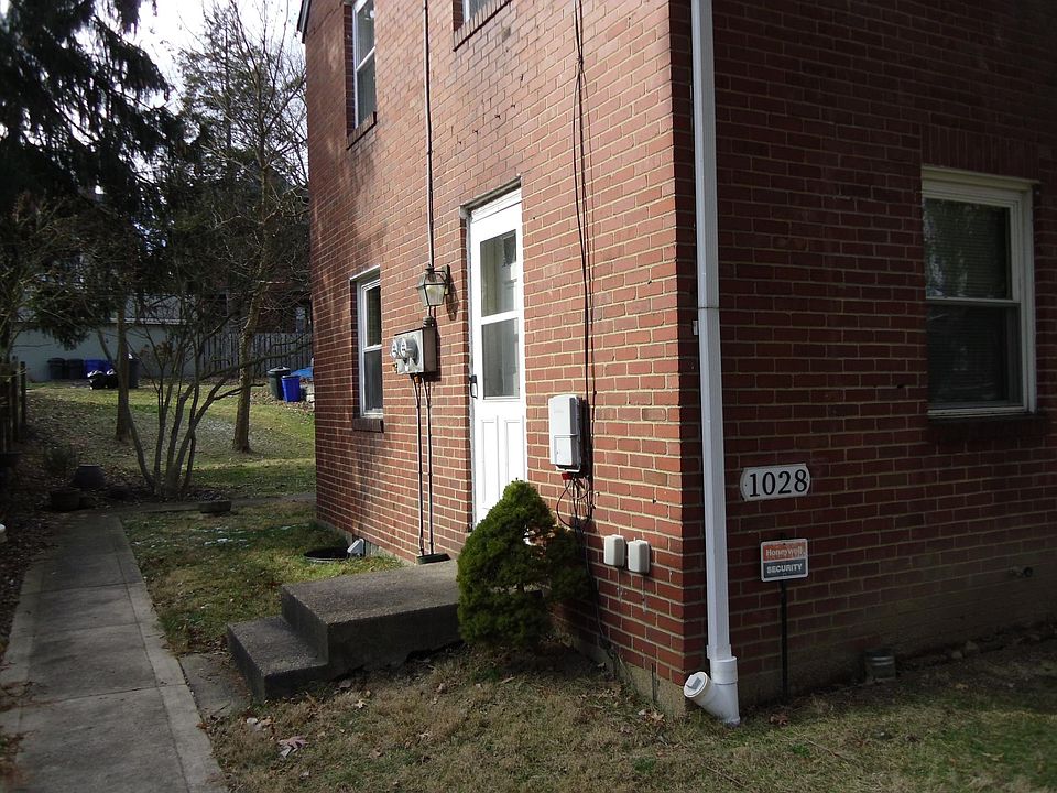 Main private entrance to 1st floor unit at 1028 S Trenton.