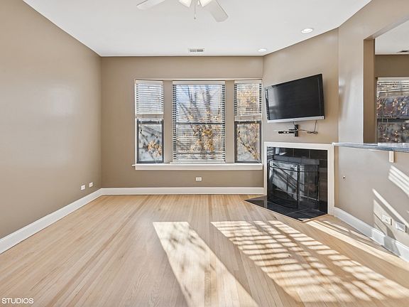 3rd image of 1216 W Thorndale Ave #2