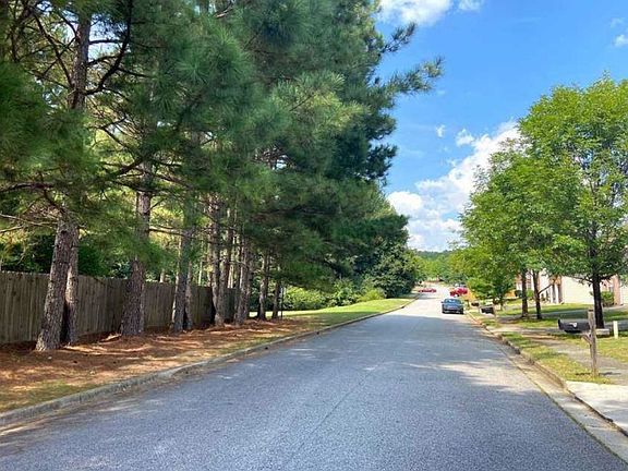 Exterior Neighborhood (street photo)